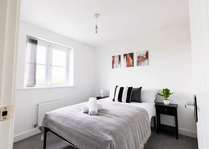 Spacious 4-Bedroom Home Near City Centre With Parking