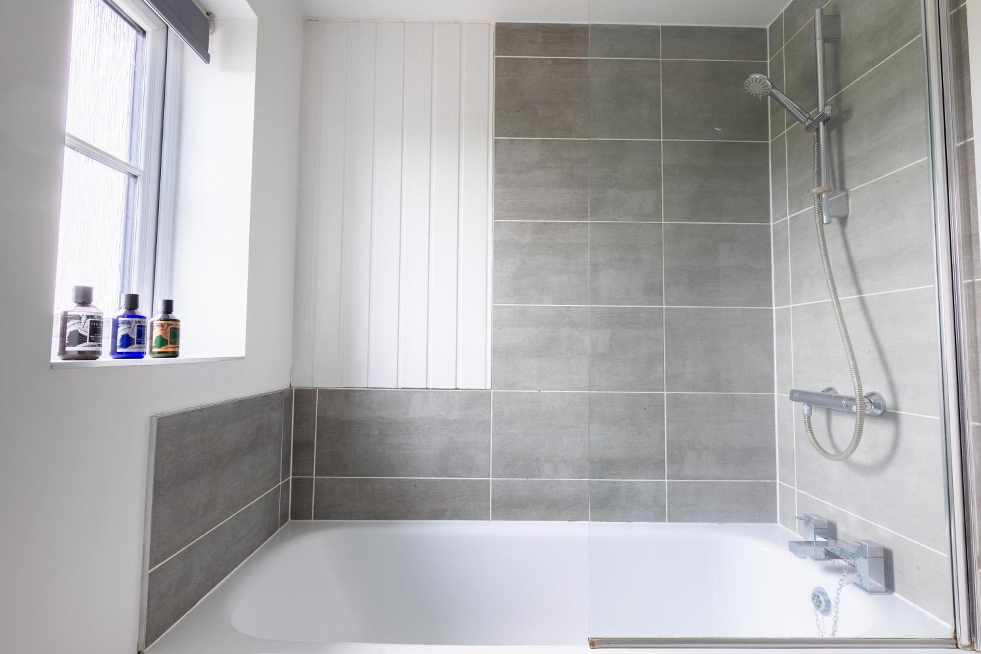 Hébergement de vacances Spacious 4-bedroom Near Centre With Parking