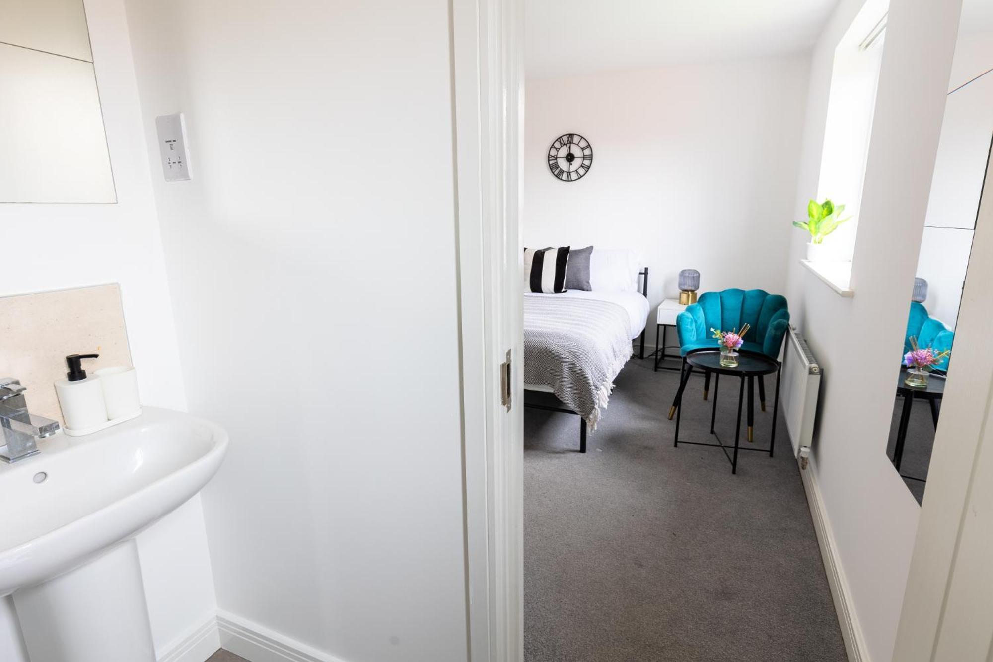 Spacious 4-bedroom Near Centre With Parking Hébergement de vacances *