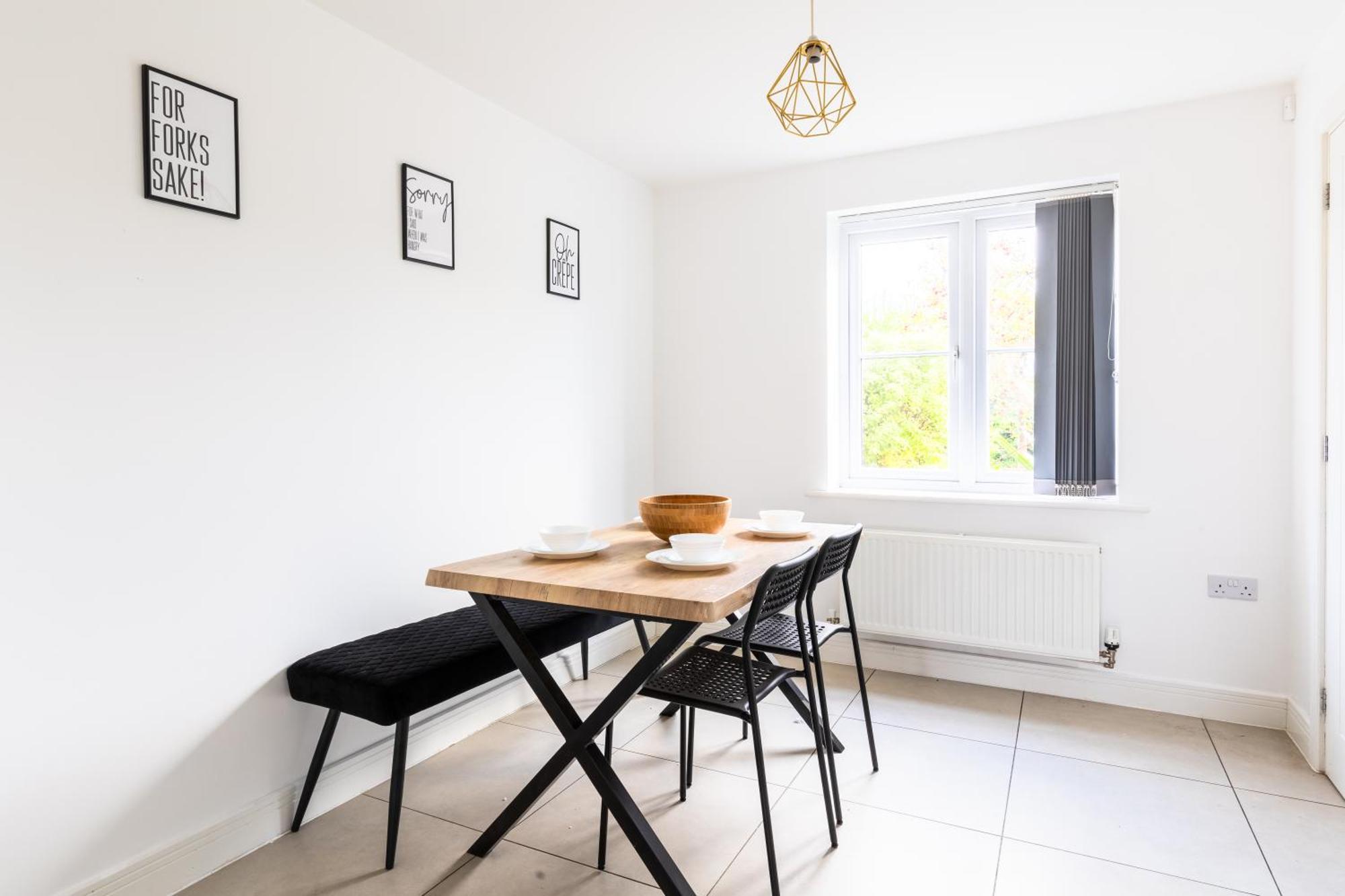 Spacious 4-bedroom Near Centre With Parking Hébergement de vacances
