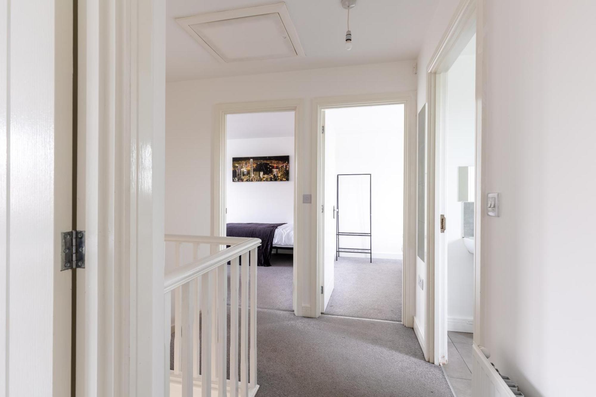 Spacious 4-bedroom Near Centre With Parking Hébergement de vacances