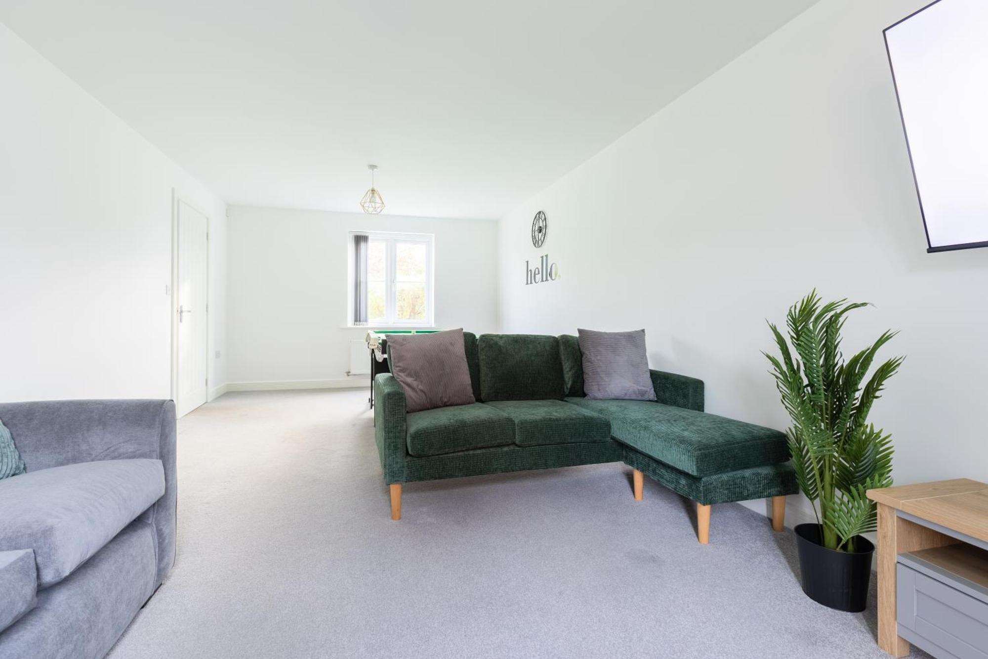 Spacious 4-bedroom Near Centre With Parking Hébergement de vacances *