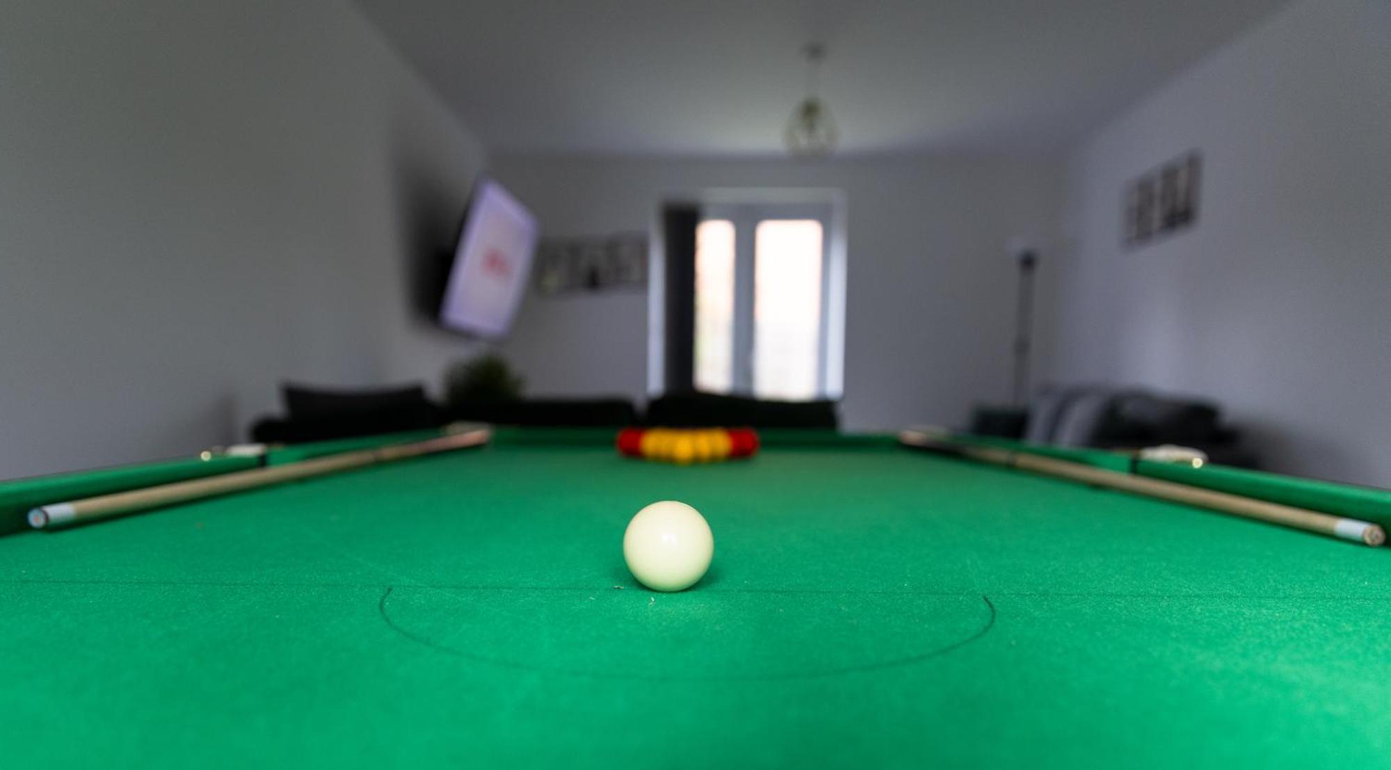 Spacious 4-bedroom Near Centre With Parking Hébergement de vacances