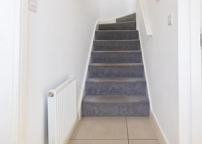 Spacious 4-Bedroom Home Near City Centre With Parking