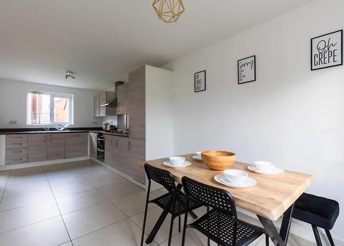 Spacious 4-Bedroom Home Near City Centre With Parking